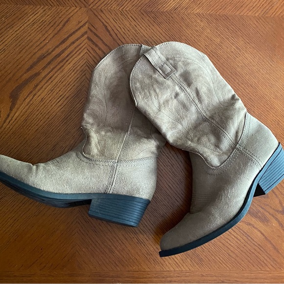 Rampage tan cowboy Boots - Picture 10 of 11